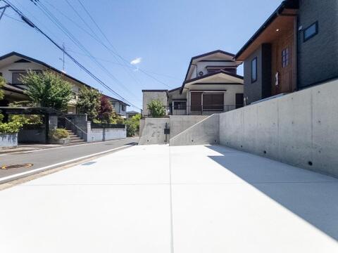 3台分駐車可能な広々としたカースペースです。お車同士の間隔もゆとりがあり、お子様をチャイルドシートに乗せる際もスムーズ。自転車やバイクの駐輪スペースとしても活用できます。