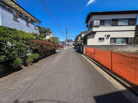 北側約5mの市道に面しており、開放感のあるアプローチ 。車通りの少ない落ち着いた道路環境は、お子様の通学や毎日のお散歩にも安心。