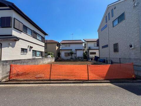 地盤保証20年、建物保証10年が付帯する、構造からこだわった安心の住まいをお届けします 。これから始まる建築工程を心待ちにできる、整った現地。