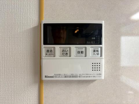 キッチン近くにある給湯リモコンは、お料理の最中でもリビングで寛いでいても簡単に沸かせて便利ですね。