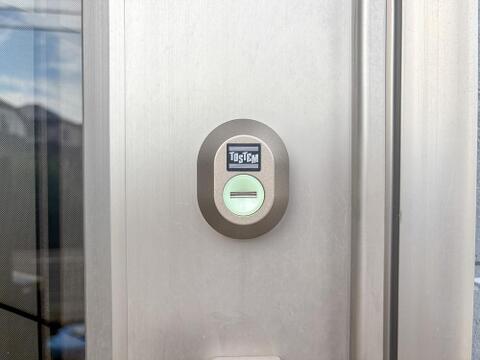 新規交換のディンプルキータイプの鍵です。従来の側面がギザギザした鍵とは異なり、ピッキングに強く防犯性が高いのが特徴です。