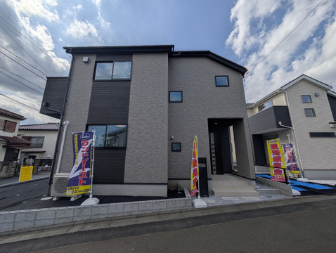 黒とグレーの外観が都会的な印象の新築一戸建てです。角地の開放感ある立地です。