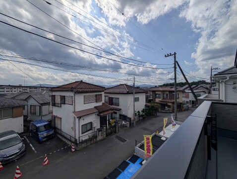 閑静で落ち着いた街並みが一望でき、周辺の穏やかな住環境の良さが感じられます。