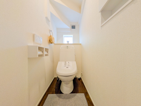 階段下のデッドスペースを有効活用した、清潔感あふれるトイレです。