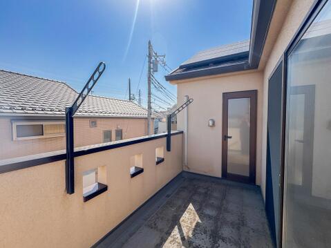 充分な広さが確保されたバルコニー。日当たりのよい住宅エリアですので、多くの陽光が降り注ぎ、室内には陽だまりを生み出してくれます。