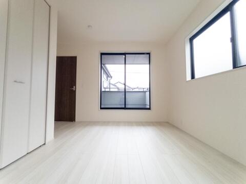 二面採光になった居室は一日を通して日当たりが良く、お部屋が明るくなります。