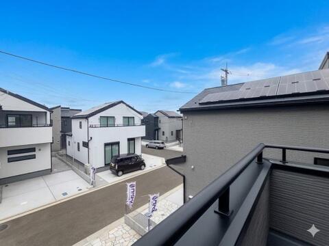 周辺には高い建物が無いので開放感があり、陽当たり・風通しにも恵まれています。