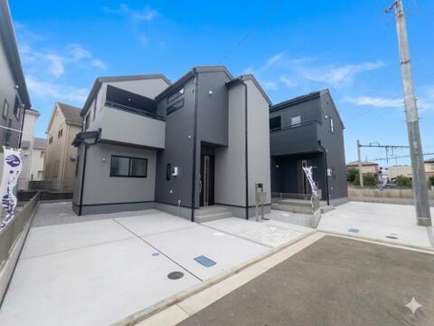 住人以外の車の進入も少なく、小さなお子様を持つご家庭にも安心。カースペースを広く確保したので、愛車のお手入れもしやすくなっております。資料送付・ご見学即対応。お気軽にお問い合わせください