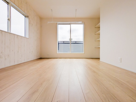 天井吊り下げ式の物干し器具、可動式棚、ウォークインクローゼットを完備した機能的な洋室です。