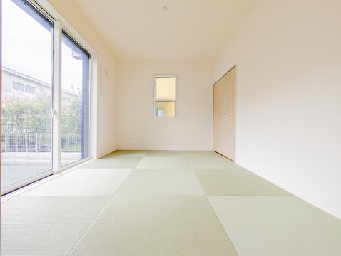 和の落ち着きと現代的なデザインが融合した和室。畳の温もりが心地よい落ち着く空間です。