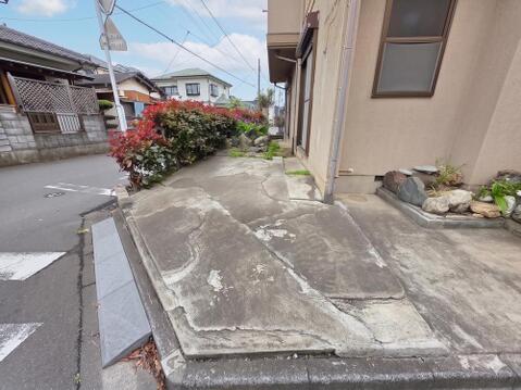 前面道路から敷地内へスムーズに出入りできる配置で、駐車スペースとしての利用が可能です。角地のため接道にゆとりがあり、車の出し入れや日々の動線が確保された住まいとなっています