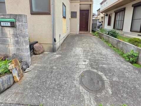 玄関前には広さのあるスペースが確保されており、駐車や自転車置き場としても利用しやすい配置です。道路からのアプローチもスムーズで、日々の出入りがしやすい動線が整った住まいとなっています