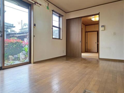 リフォーム前のリビングは隣接する和室と引き戸でつながる間取りとなっており、開放して一体利用も可能な空間です。2面に窓が設けられているため採光と通風が確保された室内状況となっています