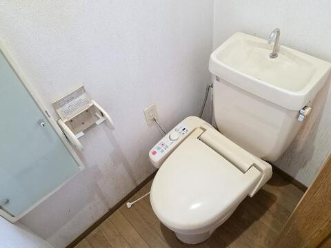 リフォーム前のトイレは手洗い付きのタンク仕様で、換気がしやすい配置となっています。設備の状態やスペース感を確認しながら、交換や内装変更を含めたリフォーム計画を具体的に検討しやすい状況です