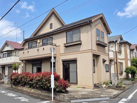角地に位置し前面道路にゆとりがあるため、車の出し入れや日常の動線が確保された立地です。周囲は戸建が並ぶ住宅街で、敷地内には庭スペースもあり戸建らしい使い方ができる配置となっています