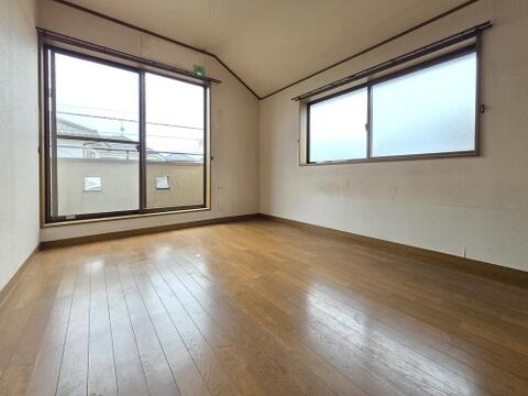 リフォーム前の居室は2面に窓が設けられており、室内全体に光が入りやすい空間です。バルコニーに面した開口部もあり、採光や通風の状況を確認しながらリフォーム内容を検討できる室内です