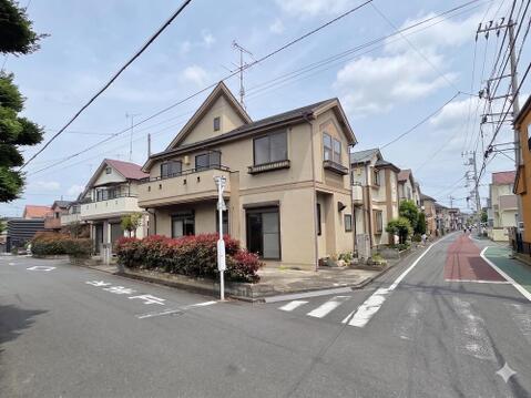 角地に位置し2面道路に面した立地のため、開放感と通風が確保された住環境です。前面道路にはゆとりがあり、車の出し入れもしやすく、戸建が並ぶ住宅街の中で落ち着いた暮らしが期待できます
