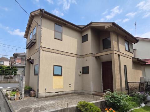 玄関まわりにゆとりがあり、敷地内には駐車スペースと庭が確保された配置です。前面道路との高低差も少なく出入りがしやすく、角地ならではの開放感を感じられる住まいとなっています