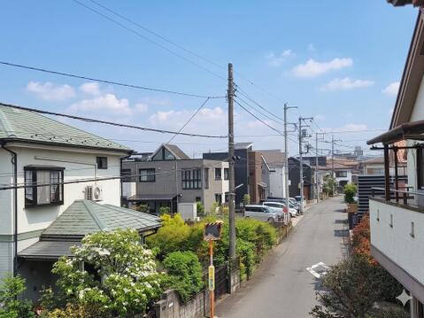 前面は戸建が並ぶ住宅街が広がり、周囲に高い建物が少ないため視線の抜けを感じられる住環境です。車通りも比較的落ち着いており、日々の暮らしの中で安心して過ごしやすい立地となっています