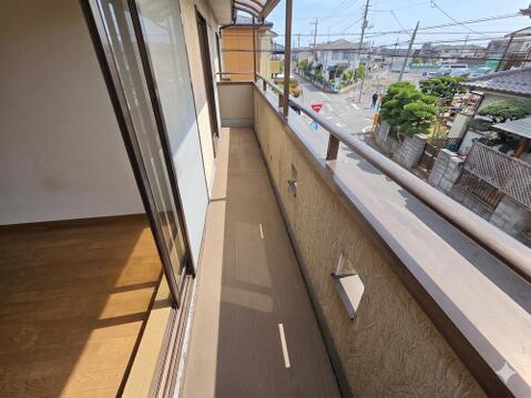 2階バルコニーは前面が開けた配置で、隣接建物との距離も確保されているため日差しが入りやすい空間です。角地に位置することで通風も確保され、洗濯物干しとしても使いやすいスペースとなっています