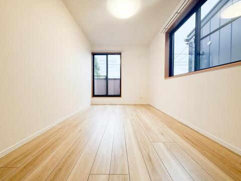 日差しがたっぷりと降り注ぐ明るい子供部屋は、お子さまが元気に遊べるのびのびとした空間です。広さがあるため、成長に合わせた家具配置が可能で、勉強や遊びに集中できる理想的な環境が整っています。