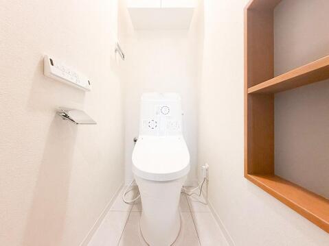 清潔感のあるトイレは、シンプルでモダンなデザインが魅力です。広めのスペースでゆったりと使えるため、毎日の生活がより快適に。綺麗だからこその心地よさを感じられる空間です。