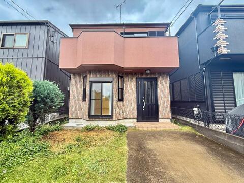 中古戸建てながら、外観は丁寧に手入れが行き届いており、清潔感が感じられます。趣のあるデザインが魅力で、落ち着いた街並みにも馴染む佇まいが、家族の新しい暮らしを迎え入れてくれます。