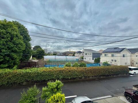 窓から広がる眺望が美しく、毎日が爽やかでリフレッシュできるひとときが楽しめます。遠くの景色まで見渡せるため、心安らぐ空間が広がり、日常生活に豊かさと彩りをもたらしてくれます。