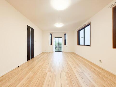 リビングに広がる開放的な空間は、家族が自然と集まり笑顔が絶えない場所。大きな窓から差し込む光が明るさと心地よさをもたらし、毎日の暮らしにゆとりと穏やかさを与えてくれる、家族の憩いの場所です。
