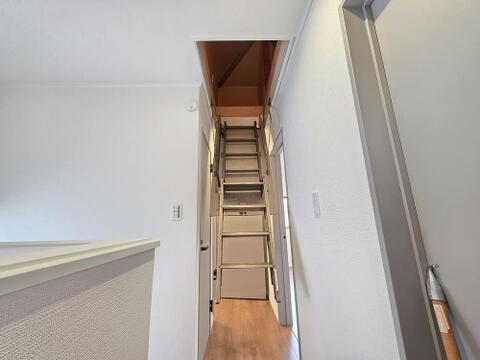 上部小屋裏収納を備えており、季節用品や普段使わない荷物の収納場所として活用しやすい設計です。収納スペースを住空間と分けることで各居室もすっきり使いやすく、室内を広く保ちやすい住まいです。