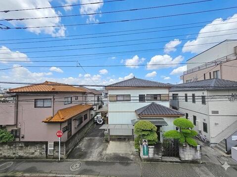 2階からの眺望は周辺の住宅街と空を見渡せる開けた景色が広がっており、圧迫感を感じにくい住環境です。前面に大きな建物が迫る印象も少なく、窓を開けた際も空の広がりを身近に感じられる眺望です。