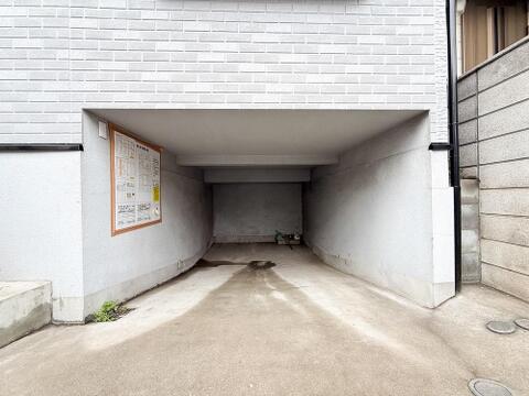 地下車庫を採用しているため大切なお車を雨風から守りやすく、天候が悪い日でも乗り降りしやすい設計です。建物下のスペースを活用した配置のため敷地を有効に使え、住空間もしっかり確保された住まいです。