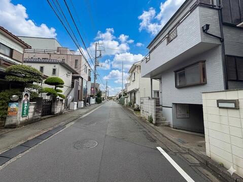 前面道路は見通しの良い直線道路が広がっており、車の出し入れや毎日の移動もしやすい住環境です。周辺は戸建が並ぶ住宅街となっており、駅徒歩6分の利便性と落ち着いた街並みをあわせて感じられる立地です。