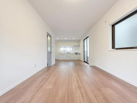 15帖LDKは家具配置もしやすい横長の空間設計で、ダイニングとリビングを分けて使いやすい間取りです。フルリフォーム済のためそのまま使える状態となっており、食洗機付きキッチンも新規交換されています。