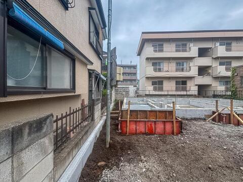 2026年11月完成予定。木造2階建「3LDK」のお住まい。多摩モノレール線「上北台」駅まで徒歩17分の立地です。