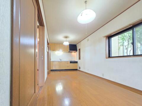 キッチンから空間全体を見渡しやすいレイアウトとなっており、家族との会話もしやすい間取りです。隣接する居室とのつながりもあり、暮らし方に合わせた使い方がしやすい空間です。
