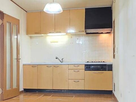 キッチンは交換予定となっており、吊戸棚や収納スペースも備えた使いやすい配置です。リフォーム後の新しい設備へ一新される予定のため、新生活のイメージも膨らむ空間となっています。