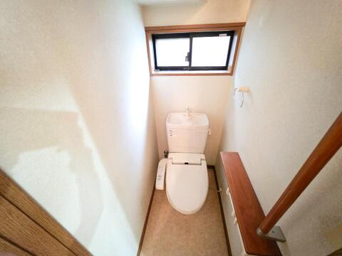 トイレは交換予定となっており、窓付きのため換気にも配慮された空間です。各階に水回りを配置した戸建ならではの間取りで、毎日の暮らしにも使いやすい設計となっています。