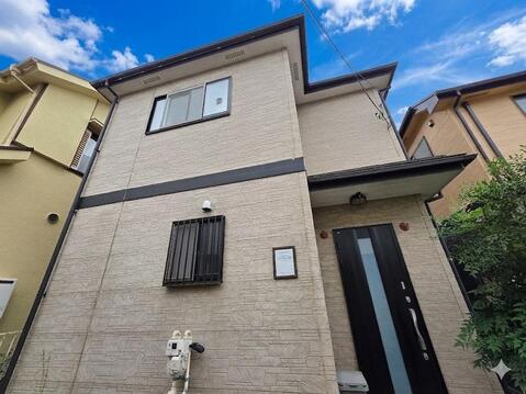 玄関へ続くアプローチが設けられた戸建住宅です。周辺は低層住宅を中心とした街並みが広がり、コープみらいやコンビニ、ドラッグストアなど生活施設も利用しやすい立地です。
