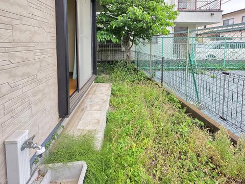 LDKから出入りしやすい庭スペースが設けられており、戸建ならではの敷地の広がりも感じられます。植栽スペースとして使うなど、暮らし方に合わせて活用イメージも広がる空間です。