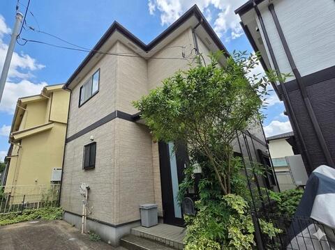 建物周辺は戸建住宅が並ぶ住宅街に位置しており、前面には駐車スペースも確保されています。スーパーやドラッグストアが徒歩10分圏内にそろい、日々の買い物にも便利な住環境です。