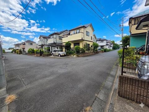 前面道路は幅員にゆとりがあり、戸建住宅が整然と並ぶ街並みが広がっています。周辺は落ち着いた住環境が形成されており、車の出し入れや日々の移動もしやすい立地です。