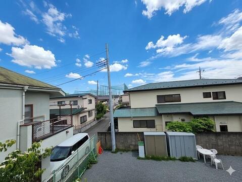 2階から周辺の住宅街を見渡せる眺望が広がっています。隣接建物との距離も確保されており、戸建が建ち並ぶ穏やかな街並みを感じられる住環境です。