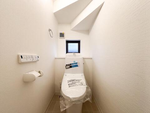 温水洗浄便座付きで、清潔感漂うトイレスペース。毎日の暮らしを快適にサポート。窓が付いているため自然換気ができ、明るく衛生的な空間を保てます。