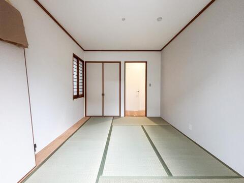 畳の表替えとクロス張替を行い、イグサの香りが心地よい清潔な空間です。客間としてはもちろん、小さなお子様の遊び場やお昼寝スペースとしても活躍する癒しの和室です。