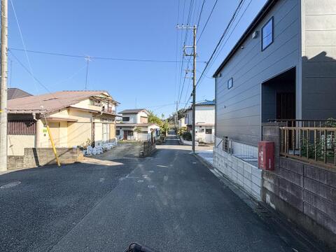 交通量が少なく、閑静な住宅街ならではの落ち着いた前面道路です。見通しが良く、小さなお子様がいるご家庭も安心。南東角地のため陽当りも良く、明るく開放的な環境です。