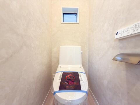 トイレには窓があり、圧迫感を和らげます。