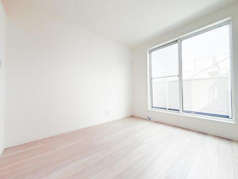 大きな開口部で明るいお部屋です。
