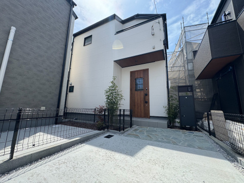 爽やかな青空の下に贅沢なほどに降り注ぐ陽光、豊かな居住性と、クオリティが見事に調和した住空間は、住まうことの喜びを感じさせてくれます。