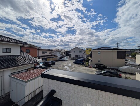 青空が広がる開放的な眺望。周囲は落ち着いた住宅街で、穏やかに心地よく暮らせる住環境です。